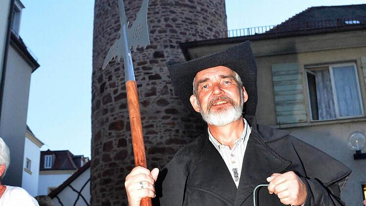 Udo Dickhage führt als Nachtwächter mit Hellebarde und Laterne vierzehntägig durch die nächtliche Stadt.