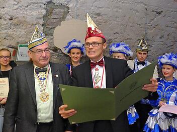 Höchste Ehrung durch den Verdienstorden des Bundes Deutscher Karneval (BDK) in Gold mit Brillanten erhielt Johannes Deinlein (links). André Kästner vom Fastnachts-Verband Franken überreichte die Auszeichnung. Fotos: Gerd Schaar
