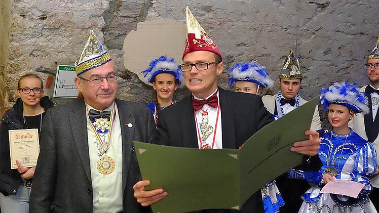 Höchste Ehrung durch den Verdienstorden des Bundes Deutscher Karneval (BDK) in Gold mit Brillanten erhielt Johannes Deinlein (links). André Kästner vom Fastnachts-Verband Franken überreichte die Auszeichnung. Fotos: Gerd Schaar