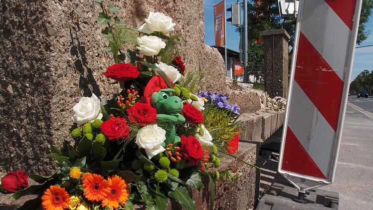 Blumen und Kerzen erinnern in der Neustadter Straße an den Unfall, bei dem ein 20 Jahre alter Feuerwehrmann starb. Foto: Jochen Berger