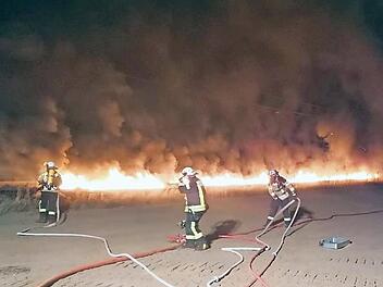 Die Feuerwehren aus dem Umkreis kämpften am Freitagabend an der Bahnstrecke zwischen Hirschaid und Forchheim mit einem Kabelbrand, der für die Streckensperrung verantwortlich ist.  Foto: Feuerwehr Forchheim