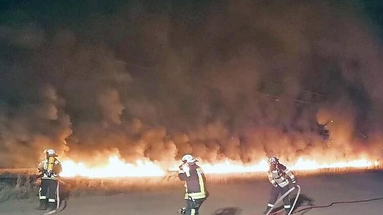 Die Feuerwehren aus dem Umkreis kämpften am Freitagabend an der Bahnstrecke zwischen Hirschaid und Forchheim mit einem Kabelbrand, der für die Streckensperrung verantwortlich ist.  Foto: Feuerwehr Forchheim