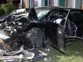 Die Fotoaufnahmen zeigen, wie heftig der Crash gegen den Baum war. Der Autofahrer schwebt laut Angaben der Polizei in Lebensgefahr. Foto: Haag/News5