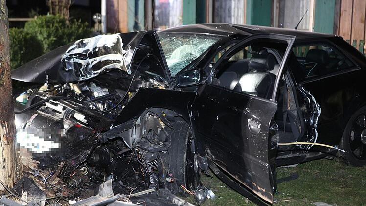 Die Fotoaufnahmen zeigen, wie heftig der Crash gegen den Baum war. Der Autofahrer schwebt laut Angaben der Polizei in Lebensgefahr. Foto: Haag/News5