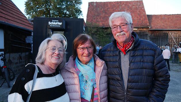 Initiatorin Claudia Wawerzinek mit Rita und Karl-Heinz Dittmann, zwei der insgesamt 29 Gäste aus dem Flutgebiet im Ahrtal, die in der vergangenen Woche zu einer Auszeit im Altlandkreis, hier in Detter, eingeladen waren. Foto: Rebecca Vogt