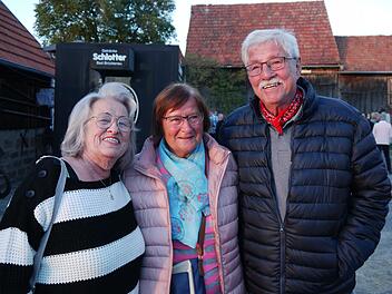 Initiatorin Claudia Wawerzinek mit Rita und Karl-Heinz Dittmann, zwei der insgesamt 29 Gäste aus dem Flutgebiet im Ahrtal, die in der vergangenen Woche zu einer Auszeit im Altlandkreis, hier in Detter, eingeladen waren. Foto: Rebecca Vogt