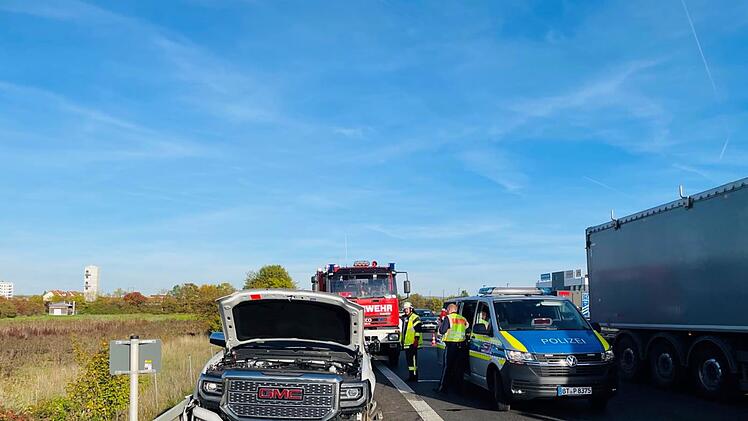 Unfall auf A70 bei Bamberg: Umgekippter Lkw sorgt für Feuerwehreinsatz - Polizei meldet hohen Schaden