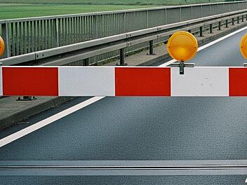 Br&uuml;ckensperrung auf einer Bundesstra&szlig;e