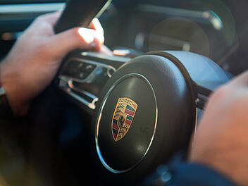 Porsche-Fahrer fl&uuml;chtet mit 250 km/h vor Polizei