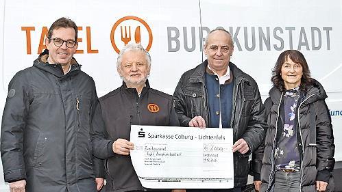Einen Spendenscheck &uuml;ber 2000 Euro &uuml;bergaben (v.l.) J&uuml;rgen G&auml;belein, 1. B&uuml;rgermeister Redwitz, Robert H&uuml;mmer 1. B&uuml;rgermeister Altenkunstadt und Christine Frie&szlig; 1. B&uuml;rgermeisterin Burgkunstadt an den Tafel-Vorsitzenden Herbert Mayer.