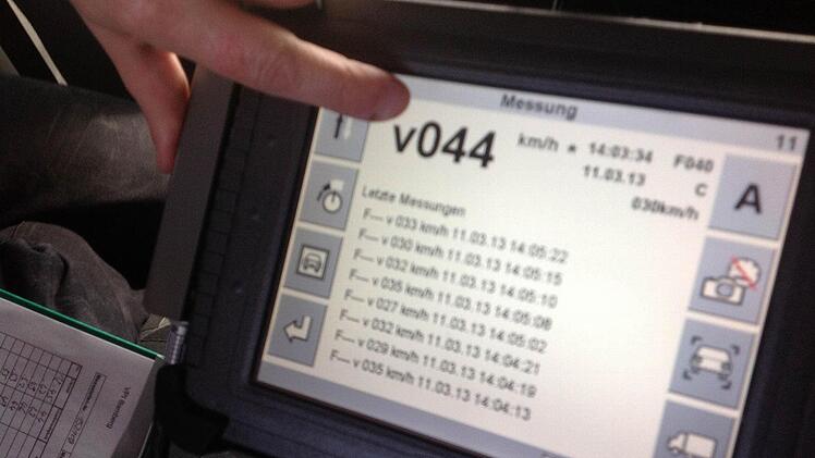Mit 44 knapp drüber. K.schießt ab 43 ein Foto. Die "privaten Blitzfallen" hätten schon bei 39 zugeschlagen, sagt der "Blitz-Polizist".
