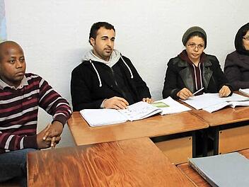 Asylbewerber auf der Schulbank: Tilman Kluge (rechts) gehört zu einem Team von Ehrenamtlichen, die in der Bergstraße einen Deutschkurs für Asylbewerber betreuen. Foto: Heike Beudert