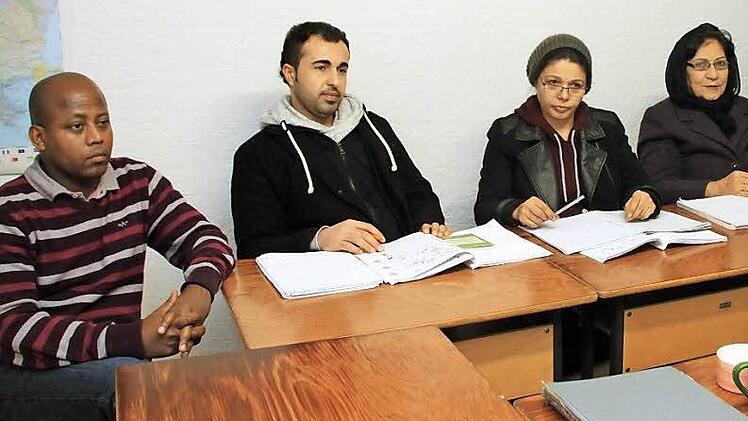 Asylbewerber auf der Schulbank: Tilman Kluge (rechts) gehört zu einem Team von Ehrenamtlichen, die in der Bergstraße einen Deutschkurs für Asylbewerber betreuen. Foto: Heike Beudert