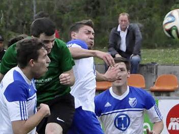 Der Kopf spielt mit: Der Schweinfurter Christoph Schmidt bekommt es in diesem Duell in Person von (von links) Adnan Hamzic, Andreas Winkler und Igor Günther gleich mit drei Bad Kissingern zu tun. Foto: Anja Schmitt