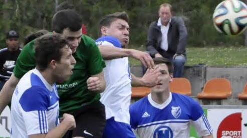 Der Kopf spielt mit: Der Schweinfurter Christoph Schmidt bekommt es in diesem Duell in Person von (von links) Adnan Hamzic, Andreas Winkler und Igor Günther gleich mit drei Bad Kissingern zu tun. Foto: Anja Schmitt