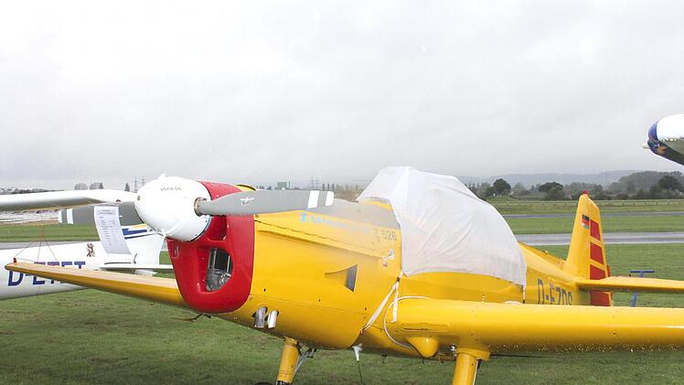 Angesichts der äußeren Bedingungen bekamen manche ausgestellte Flugzeuge - wie etwa das Kunst- und Reiseflugzeug "Zlin 526 Trainer" - vorsichtshalber eine Trockenhaube verpasst.