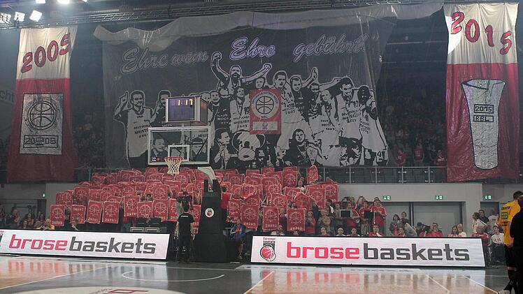 Mit einer Choreographie erinnerten der Bamberger Fanclub "Sektion Südblock" kurz vor Spielbeginn an die erste Meisterschaft vor zehn Jahren.