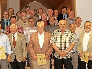 Ein Blick auf die Gründungsmitglieder der Steinbacher Sportfreunde, die in großer Zahl erschienen waren.