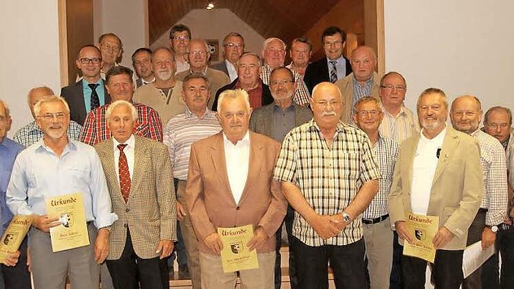 Ein Blick auf die Gründungsmitglieder der Steinbacher Sportfreunde, die in großer Zahl erschienen waren.