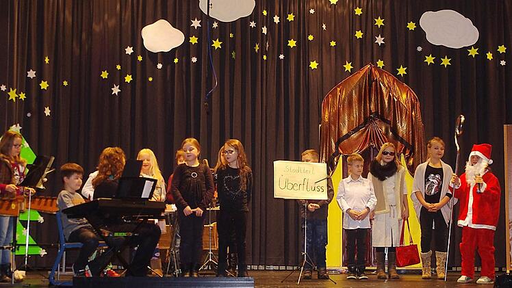 Mit großer Hingabe erweckte die Klasse 3 b den "Mann mit Bart und Bischofsstab" im gleichnamigen Mini-Musical zum Leben. Foto: Heike Schülein