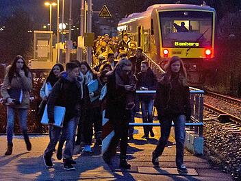 Letztmals in diesem Schuljahr: Zugschüler aus dem Süden, die meisten aus dem Landkreis Bamberg, treffen mit der Morgenbahn am Haltepunkt in Ebern ein. Foto: Jule Müller