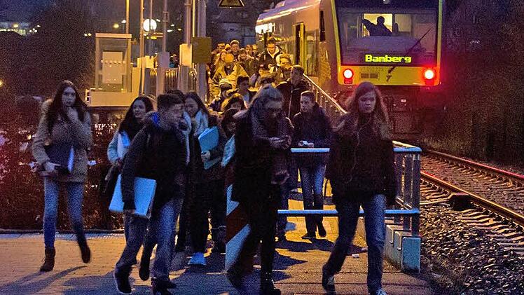 Letztmals in diesem Schuljahr: Zugschüler aus dem Süden, die meisten aus dem Landkreis Bamberg, treffen mit der Morgenbahn am Haltepunkt in Ebern ein. Foto: Jule Müller