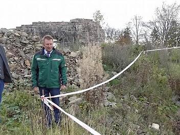 Die Freilegung des Palas auf der Osterburg wird nicht realisiert. Bruno Werner (links) und Bürgermeister Udo Baumann (rechts) bei der Besichtigung der Burg. Was im inneren der Burg schlummert, wird nun nicht ans Tageslicht kommen.  Foto: Marion Eckert