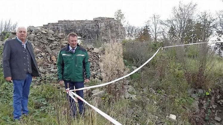 Die Freilegung des Palas auf der Osterburg wird nicht realisiert. Bruno Werner (links) und Bürgermeister Udo Baumann (rechts) bei der Besichtigung der Burg. Was im inneren der Burg schlummert, wird nun nicht ans Tageslicht kommen.  Foto: Marion Eckert