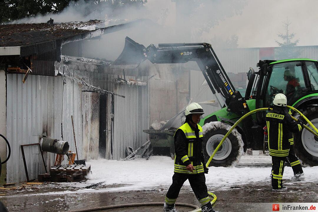 Lagerhalle in Hersbruck vollstaendig ausgebrannt