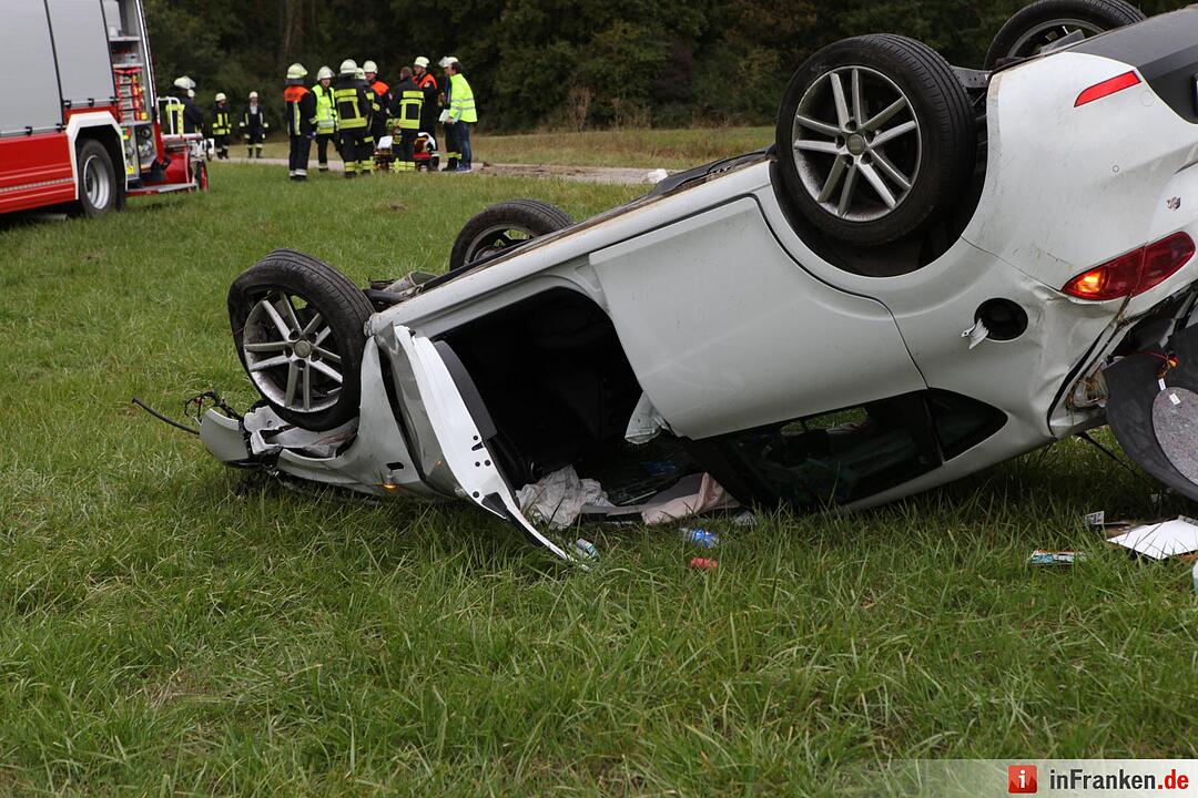Pkw landet bei Kemmathen auf dem Dach