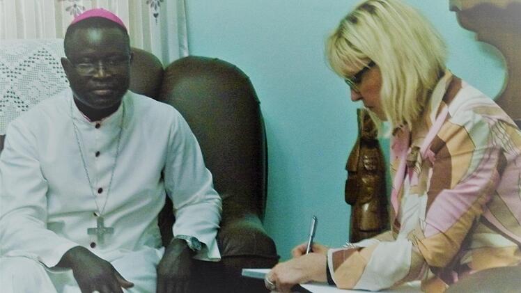 Bischof André Gueye empfing Ministerin Beate Merk in seinem Haus in Thiès. Sie trug sich in sein Gästebuch ein. Foto: Marion Krüger-Hundrup