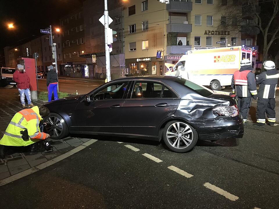 Nürnberg: Rettungswagen kollidiert bei Einsatzfahrt mit Auto – zwei Verletzte