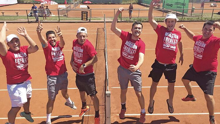 Ungeschlagen steigen die Herren des TV Haßfurt in die Bezirksliga auf. Unser Meisterfoto zeigt, von links: Manuel Hart, Julian Zeiß, Dominik Wagenhäuser, Christian Schäfer, Lukas Hager, Sebastian Schäfer. Es fehlen Felix Kramer, Georg Rumpel, Johannes Heller, Andreas Drumm und Jonathan Strauß. Foto: Lukas Heinrich