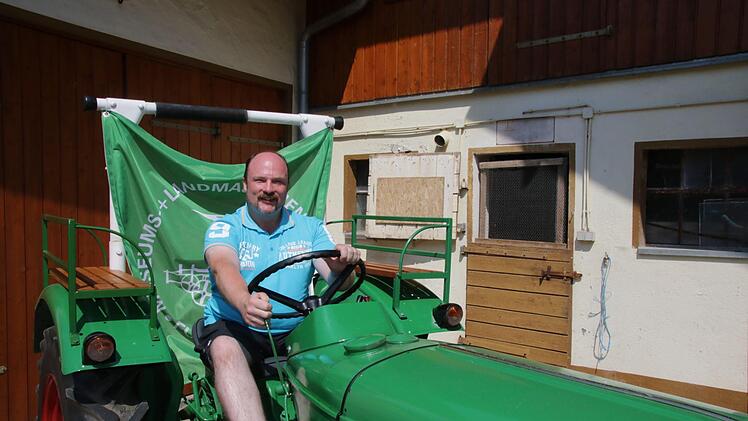 Klaus Kippes mit seinem alten Deutz. Foto: Ralf Ruppert