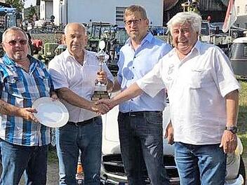 Heinz Schmidt aus Küps (von links) und Karl Pochmann aus Marktgraitz erhielten die Preise vom Zweiten Bürgermeister Michael Bohl und Gerhard Moser (Vorsitzender Oldtimerclub Kronach). Foto: K.- H. Hofmann