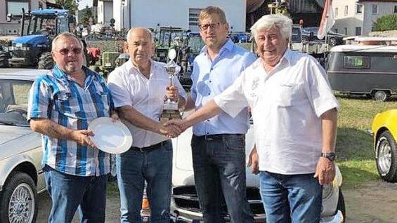 Heinz Schmidt aus Küps (von links) und Karl Pochmann aus Marktgraitz erhielten die Preise vom Zweiten Bürgermeister Michael Bohl und Gerhard Moser (Vorsitzender Oldtimerclub Kronach). Foto: K.- H. Hofmann