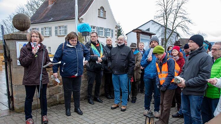 An der evangelischen Kirche nahm die Lichterprozession ihre Aufstellung.
