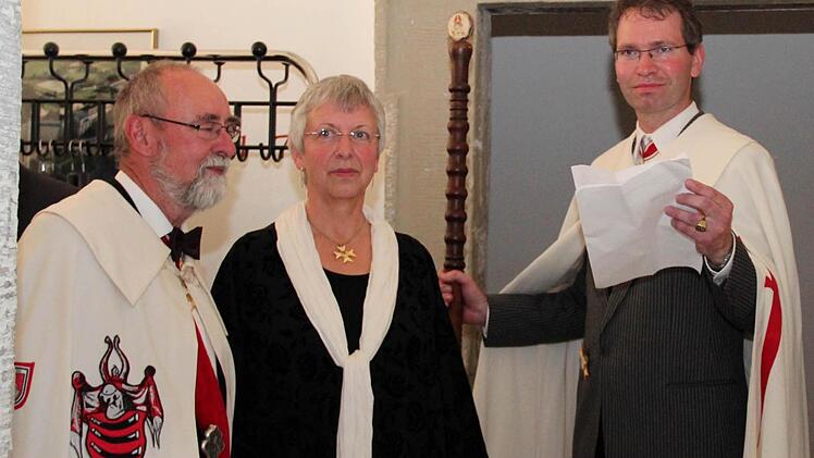 Wilfried Graf von Auer zu Tobeln mit Burgfrau Monika wird vom Zeremonienmeister angekündigt