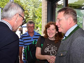 Ursula Böhmer (im Bild mit Ehemann Lothar) ist die fünfmillionste Besucherin des Freibads. OB Henry Schramm (rechts) und Stadtwerke-Chef Stephan Pröschold hießen sie willkommen. Foto: Max Hofmann