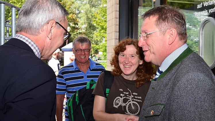 Ursula Böhmer (im Bild mit Ehemann Lothar) ist die fünfmillionste Besucherin des Freibads. OB Henry Schramm (rechts) und Stadtwerke-Chef Stephan Pröschold hießen sie willkommen. Foto: Max Hofmann
