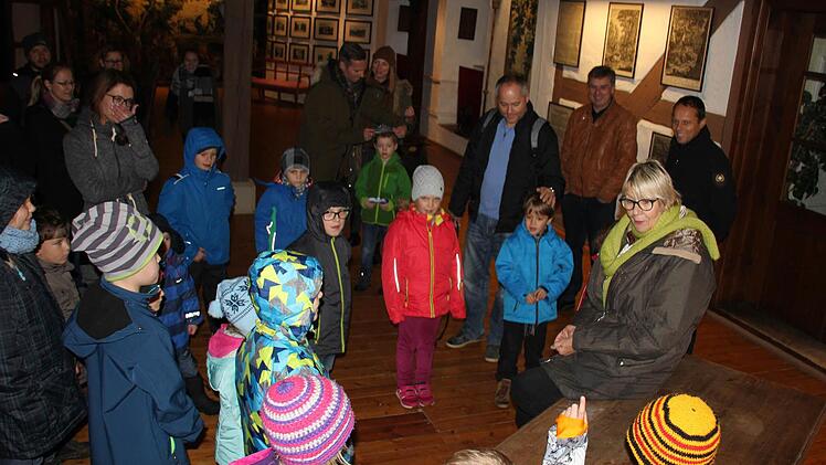 Im Gobelein-Saal erfuhren Kindern und Eltern viel über Geschichte(n) und Legenden rund um das Schloss und die Adelsfamilie.