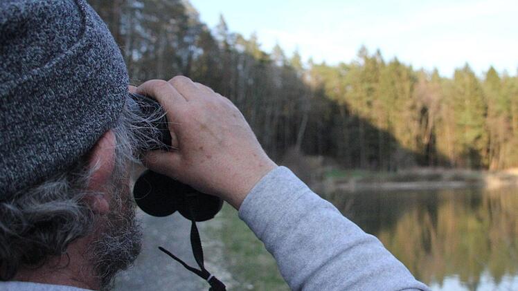 Hans-Georg Schneider bei seinen Teichen in Theinheim. Er hofft, dass Zeugen gefunden werden, die Hinweise auf die Fischdiebe geben können. Fotos: Andreas Lösch