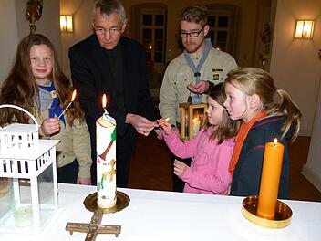 Die Pfadfinderinnen Frida, Leonie und Josefine (v. l. ) entzündeten mitHilfe von Erzbischof Ludwig Schick und Bezirkskurat Korbinian Kundmüller die Kerzen. Fotos: Marion Krüger-Hundrup