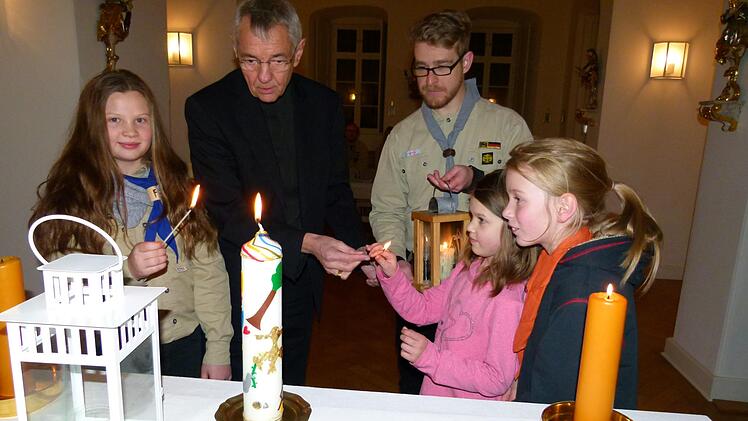 Die Pfadfinderinnen Frida, Leonie und Josefine (v. l. ) entzündeten mitHilfe von Erzbischof Ludwig Schick und Bezirkskurat Korbinian Kundmüller die Kerzen. Fotos: Marion Krüger-Hundrup