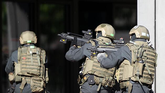 Das SEK st&uuml;rmte am Dienstag (8. Mai 2018) ein Wohnhaus in Stuttgart-Riedenberg (Baden-W&uuml;rttemberg). Symbolbild: Boris Roessler / dpa