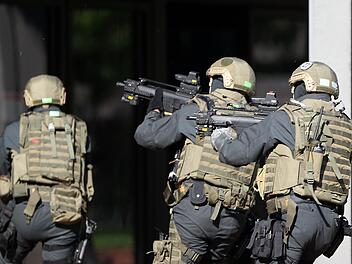 Das SEK stürmte am Dienstag (8. Mai 2018) ein Wohnhaus in Stuttgart-Riedenberg (Baden-Württemberg). Symbolbild: Boris Roessler / dpa