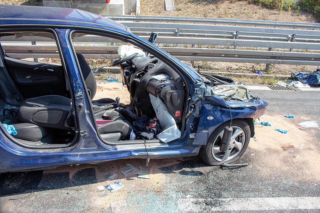 Geisterfahrerin stößt frontal mit Reisebus zusammen
