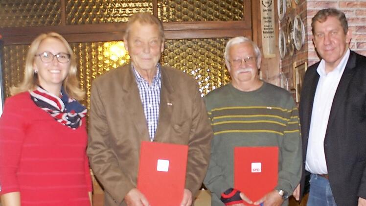 Ortsvereins-Vorsitzende Christine Jäger, Klaus Hüsing, Georg Bayer und MdB Andreas Schwarz bei der Hauptversammlung Foto: nr