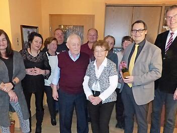 Die Jubilarin Lieselotte Leipold (Mitte) an ihrem 80. Geburtstag im Kreis der Gratulanten.  Foto: Klaus-Peter Wulf