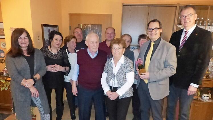 Die Jubilarin Lieselotte Leipold (Mitte) an ihrem 80. Geburtstag im Kreis der Gratulanten.  Foto: Klaus-Peter Wulf
